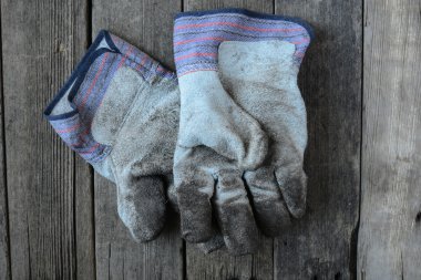 ahşap yüzeye karşı çalışma eldiven kapatalım