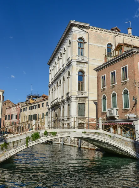 Bridge along the Grand Canal in Venice Italy — Stock Photo, Image