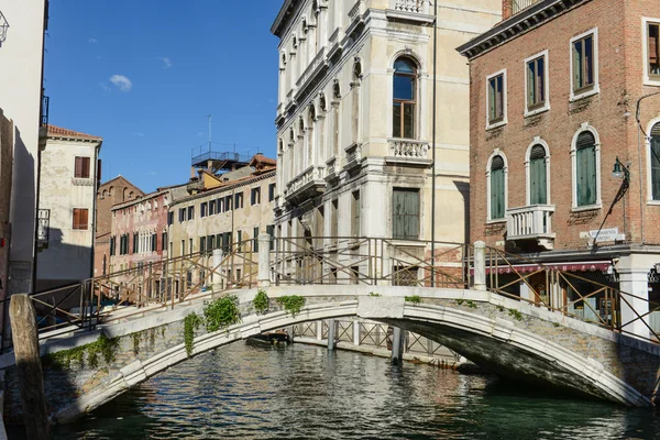 Bridge along the Grand Canal in Venice Italy — Stock Photo, Image