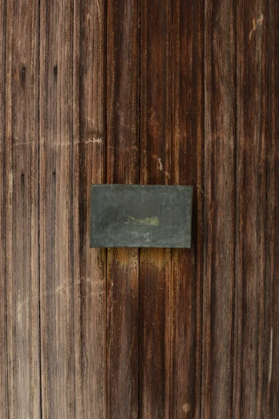 Vieille porte en bois avec plaque métallique vierge — Photo