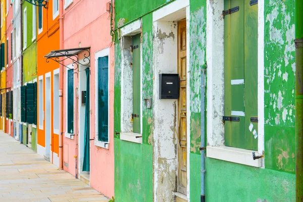 Kleurrijke huizen in Burano, Italië — Stockfoto