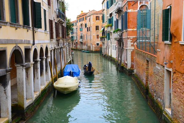 Kleurrijke canal Venetië, Italië — Stockfoto