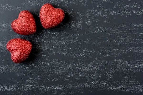 Coeurs rouges sur un tableau noir — Photo