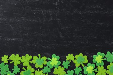 Kara tahta üzerinde Yeşil yonca