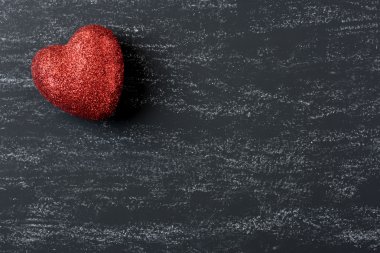 Bir kara tahta üzerinde kırmızı kalp