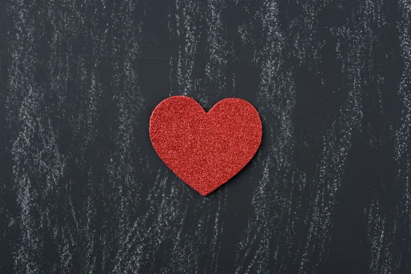 Красное сердце на доске — стоковое фото