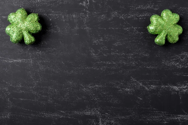 Groene klaverblaadjes op schoolbord — Stockfoto