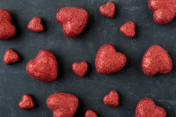 Bir kara tahta üzerinde kırmızı Kalpler — Stok fotoğraf