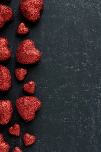 Corazones rojos en una pizarra —  Fotos de Stock