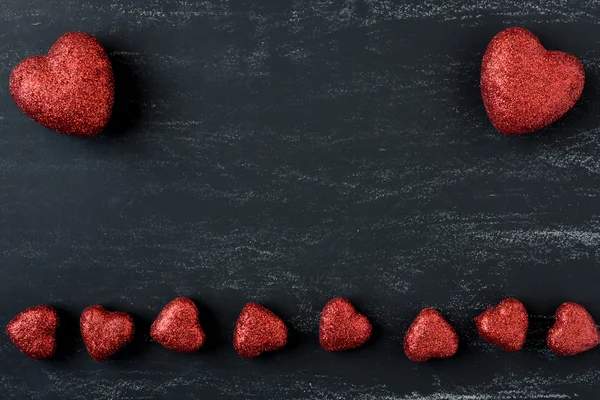 Coeurs rouges sur un tableau noir — Photo