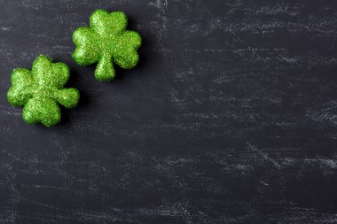 Kara tahta üzerinde Yeşil yonca