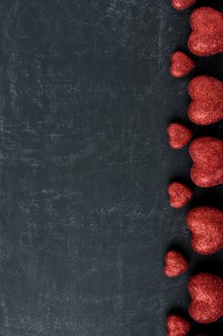 Bir kara tahta üzerinde kırmızı Kalpler