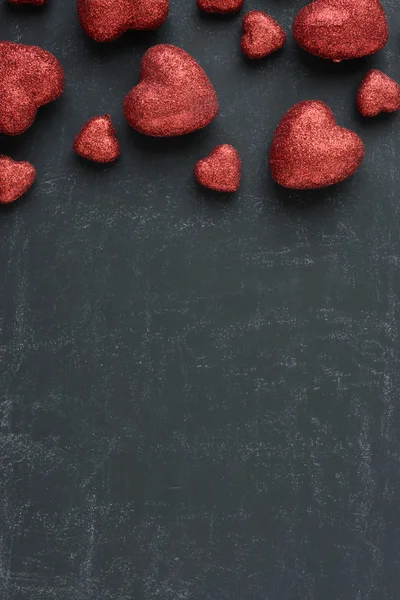 Coeurs rouges sur un tableau noir — Photo