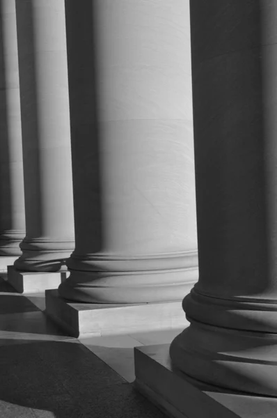 Colonnes en noir et blanc — Photo