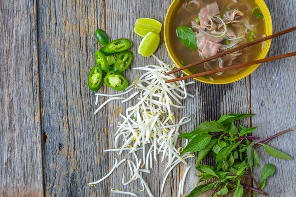 Pho vietnamesiska nötkött soppa — Stockfoto