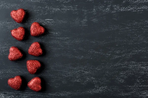 Corazones rojos en una pizarra —  Fotos de Stock