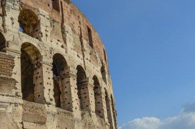 Colosseum in rome met blauwe hemel
