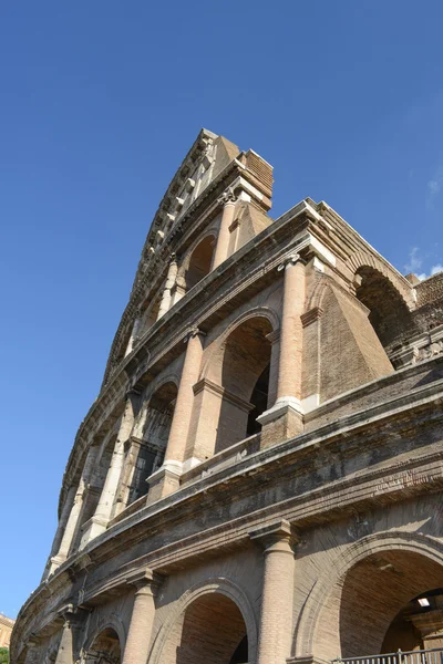 Coliseo en Roma con cielo azul — Foto de Stock