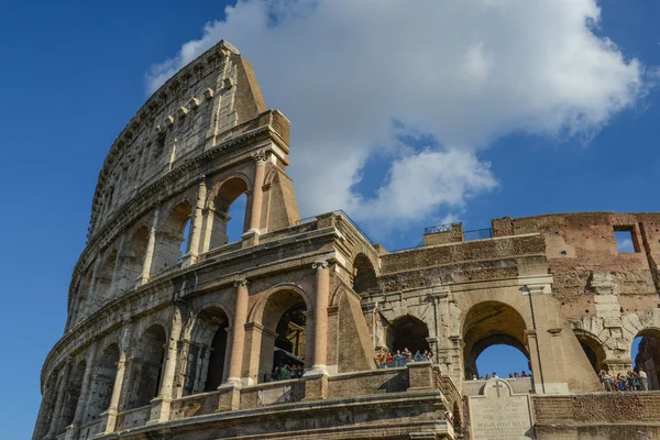 Colosseum in rome met blauwe hemel