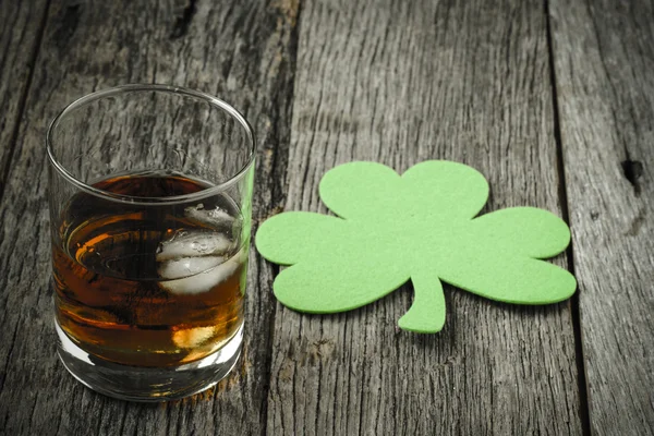 Glass of Whiskey and Clover — Stock Photo, Image