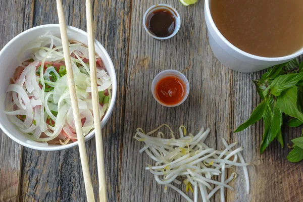 Fast Food mit Paprika und Basilikum — Stockfoto