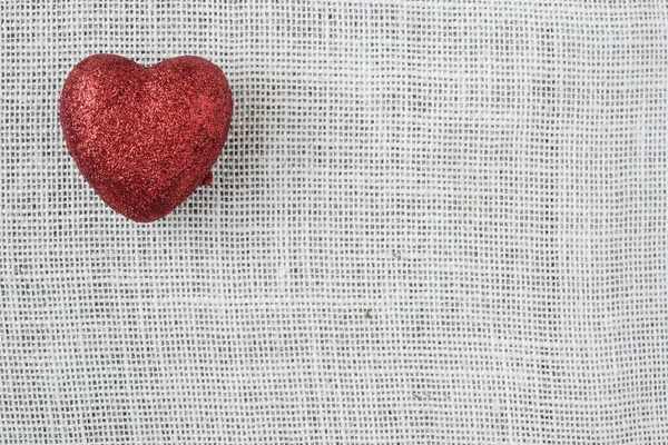 Corazón sobre fondo de arpillera —  Fotos de Stock