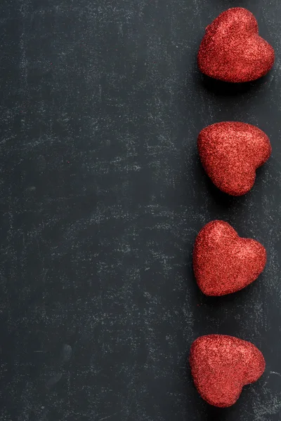 Coeurs rouges sur un tableau noir — Photo