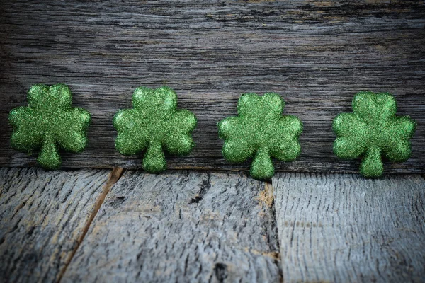 Trevos em fundo de madeira — Fotografia de Stock