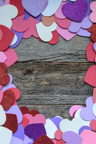 Herzen auf Holzgrund — Stockfoto