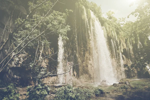 Retro-Wasserfall mit Sonnenlicht — Stockfoto