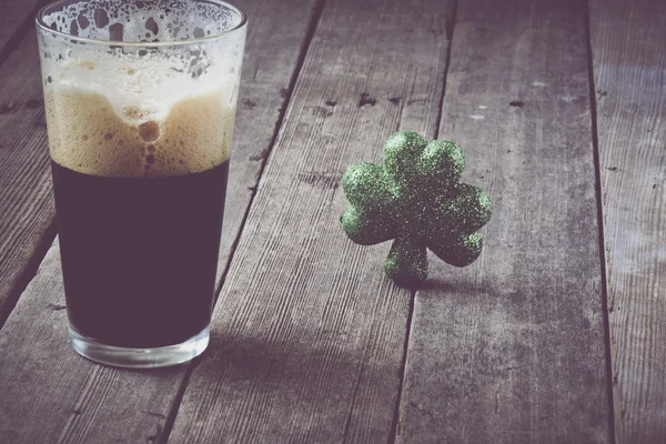 Caneca de cerveja Stout com Shamrock Verde — Fotografia de Stock