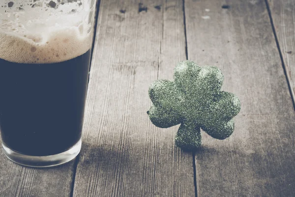 Bier mit grünem Shamrock — Stockfoto