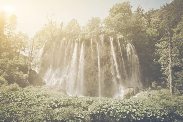 Wasserfall mit Sonnenlicht mit Filmeffekt — Stockfoto