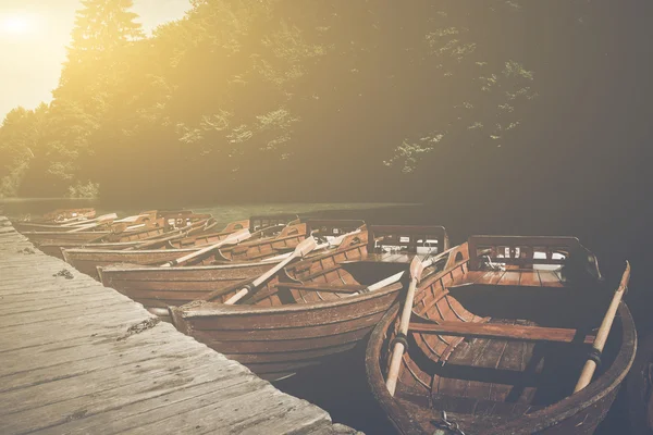 Holzboote im See festgemacht — Stockfoto