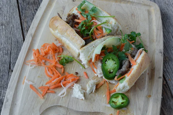 豚ロースのグリル Banh Mi サンドイッチ — ストック写真