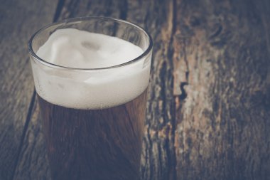 Pilsner bira ahşap arka plan üzerine bir bardak