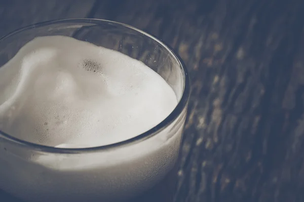 Pilsner bira ahşap arka plan üzerine bir bardak — Stok fotoğraf
