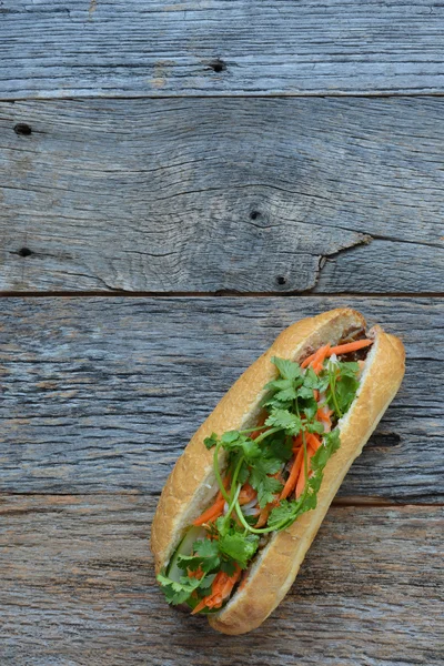 Vietnami grillezett sertés Banh Mi szendvics — Stock Fotó