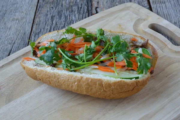 Vietnamesisch gegrilltes Schweinefleisch banh mi Sandwich — Stockfoto