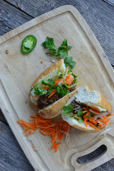 Vietnami grillezett sertés Banh Mi szendvics — Stock Fotó