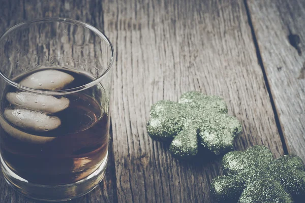 杯威士忌和三叶草 — 图库照片