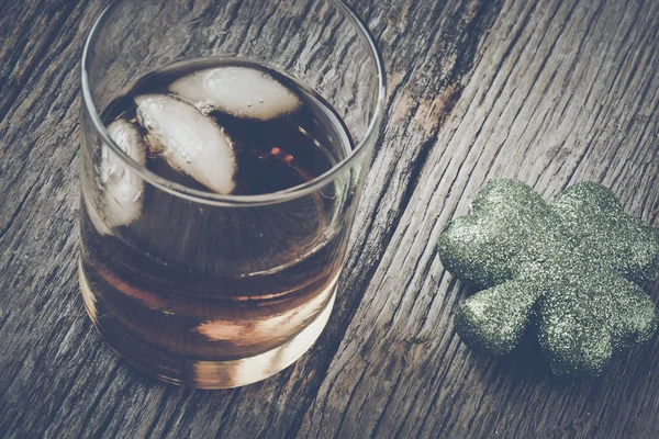 Glass of Whiskey and Clover — Stock Photo, Image