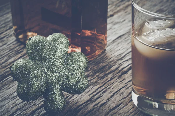 Glass of Whiskey and Clover — Stock Photo, Image