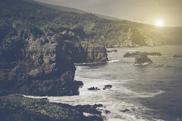 Βράχια πάνω από τον ωκεανό στο Maui Χαβάη — Φωτογραφία Αρχείου