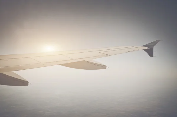 Flügel eines Flugzeugs, das über den Wolken fliegt — Stockfoto