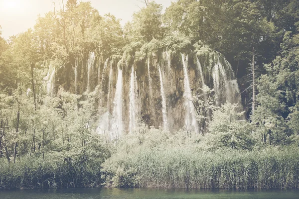 Bella cascata con luce solare — Foto Stock