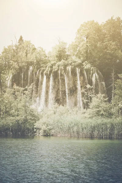 Schöner Wasserfall mit Sonnenlicht — Stockfoto