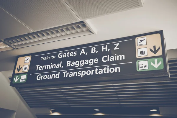 В терминале прибытия найдена табличка "Заявка на багаж" — стоковое фото