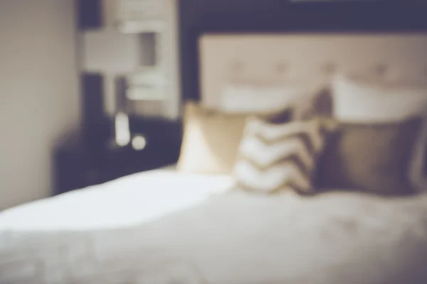 Dormitorio borroso con cama — Foto de Stock