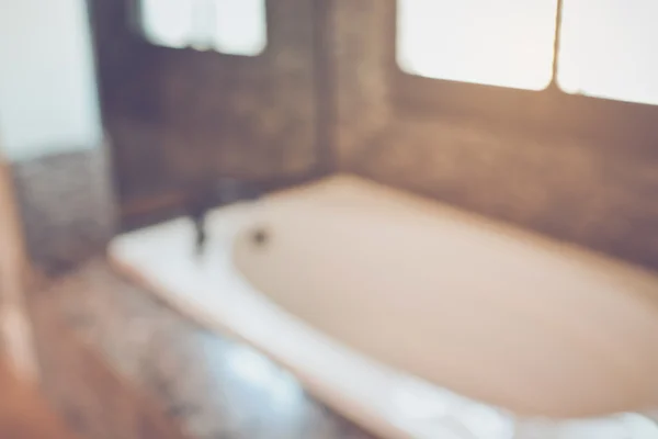 Размытая ванная комната с ванной — стоковое фото
